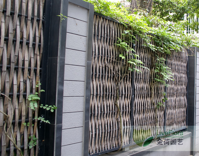 竹篱笆墙最大的好处是环保，降低噪音并能实现隐私保护，而且透风性好